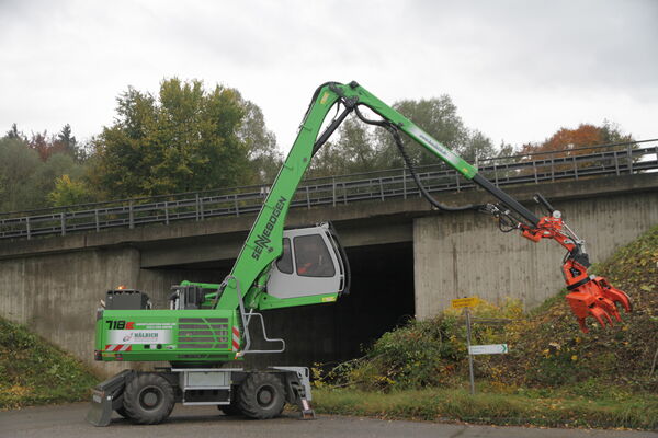 SENNEBOGEN 718 E bei der Böschungspflege
