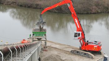 La manipuladora sobre orugas saca arena con la pala con potencia: SENNEBOGEN 850 E en Kuypers