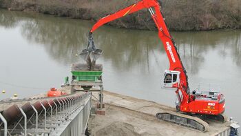 Mit einem SENNEBOGEN 850 E Raupen-Umschlagmaschine werden bei Kuypers im niederländischen Kessel die ankommenden Schiffe entleert.