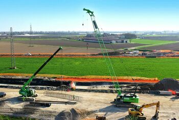 Cooperation of several SENNEBOGEN cranes