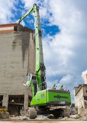 SENNEBOGEN 870 E Demolition at work on a high-altitude industrial demolition project on the grounds of the former cement plant in Pescara.