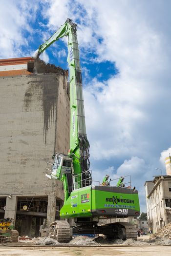 SENNEBOGEN 870 E Demolition beim Industrieabbruch in großer Höhe auf dem Gelände des ehemaligen Zementwerks in Pescara. 