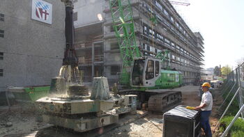 Der Brunnenbauer: SENNEBOGEN 630 R-HD gräbt bei A.B.B.