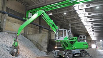 Mobile electric excavator with ceiling power supply SENNEBOGEN 825 Excavator Scrap handling Nickelhütte Aue
