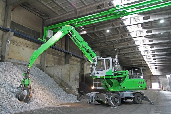 Download (RGB, 300 dpi) Mobile electric excavator with ceiling power supply SENNEBOGEN 825 Excavator Scrap handling Nickelhütte Aue