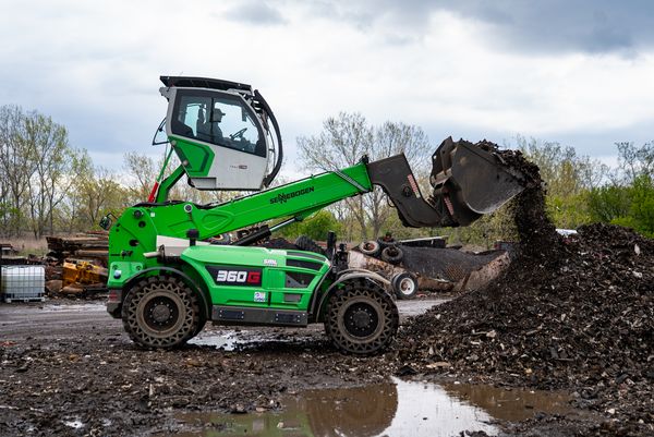 SENNEBOGEN 360G mit hochfahrbarer Maxcab beim Materialumschlag auf dem Betriebsgelände von Twin Village Recycling.