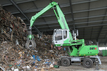 Kompakter Umschlagbagger SENNEBOGEN 821 E Mobil Recycling Sortierung Sperrmüll