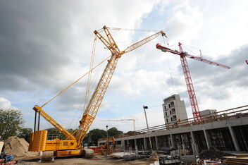 SENNEBOGEN robuster und leistungsstarker Raupenkran 7700 Hochbau und Tiefbau