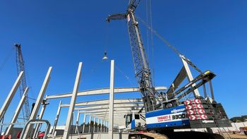 SENNEBOGEN 3300 lifts heavy loads