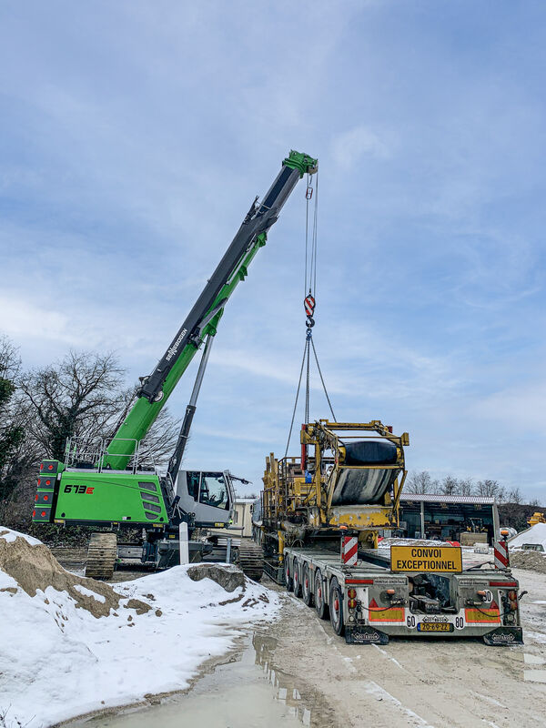 70 t telescopic crawler crane from SENNEBOGEN 673, lifting of heavy loads, mining industry 