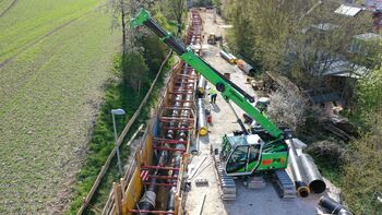 Pipeline construction with 16 t telescopic crane: Expansion of the district heating network, SENNEBOGEN 613