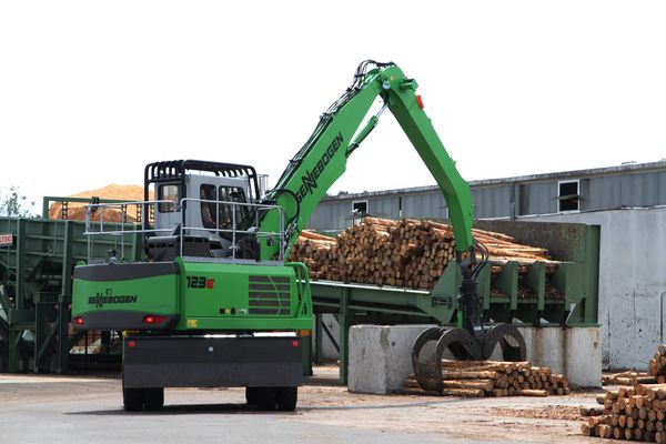Download (RGB, 300 dpi) SENNEBOGEN 723 Pick & Carry Mobil Mobilunterwagen Mobilumschlagmaschine Mobilumschlagbagger Umschlagbagger Umschlagmaschine Holzumschlag