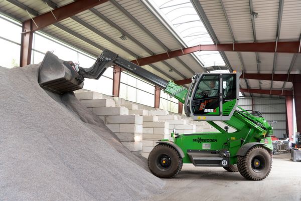 The SENNEBOGEN 335: as strong and stable as a telescopic handler and as strong and robust as a wheel loader