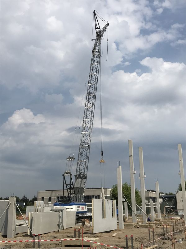 Download (300 dpi) SENNEBOGEN crawler crane 2200 E