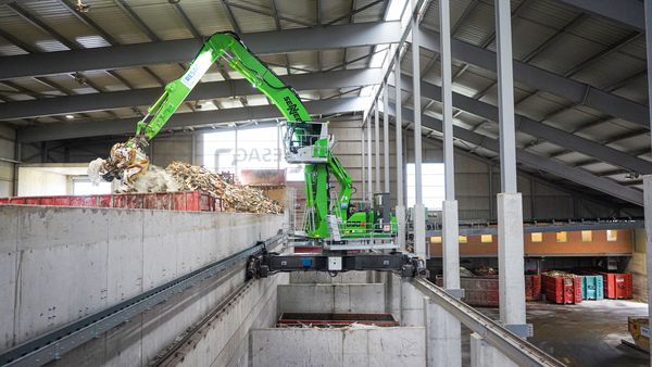 SENNEBOGEN 830 E sortiert Material SENNEBOGEN 830 E sortiert Material