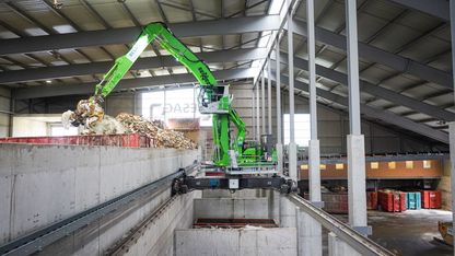 SENNEBOGEN 830 E sortiert Material