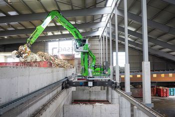 SENNEBOGEN 830 E sortiert Material