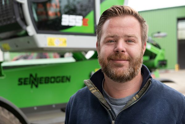 The SENNEBOGEN 335: as strong and stable as a telescopic handler and as strong and robust as a wheel loader