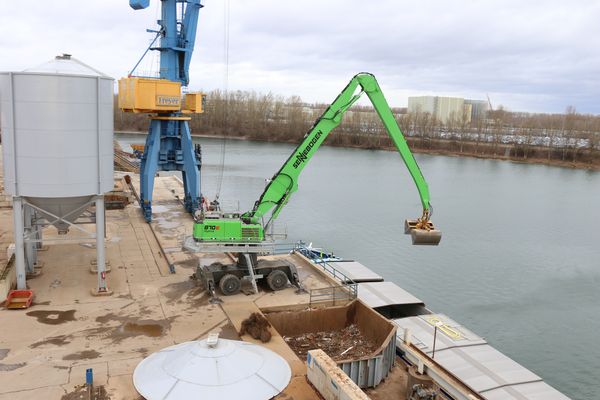Download (300 dpi) Die Umschlagmaschine SENNEBOGEN 870 E beim Hafenumschlag in Germersheimer Binnenhafen