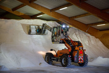 SENNEBOGEN 355 E_salt loading_winter service vehicle loaded with telehandler