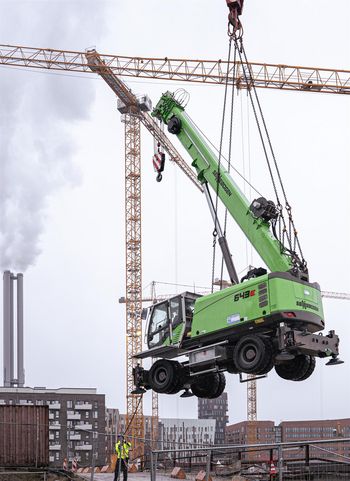 SENNEBOGEN 643, 40 t Mobil-Teleskopkran, Hamburg Hafencity, Hochbau, Montage der Stahlbauträger