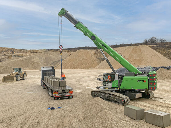 70 t telescopic crawler crane from SENNEBOGEN 673, lifting of heavy loads, mining industry 