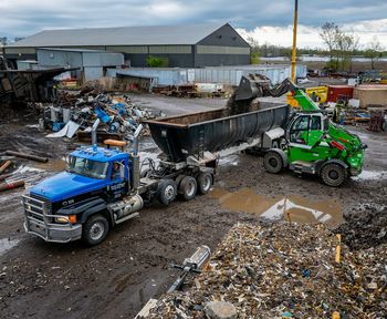 SENNEBOGEN 360G bei Twin Village Recycling beim Beladen eines Lkw-Aufliegers mit aufbereitetem Recyclingmaterial. 