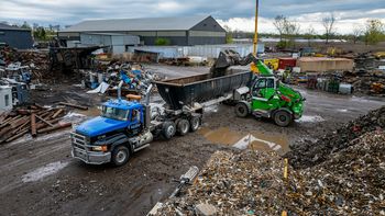 SENNEBOGEN 360G bei Twin Village Recycling beim Beladen eines Lkw-Aufliegers mit aufbereitetem Recyclingmaterial. 