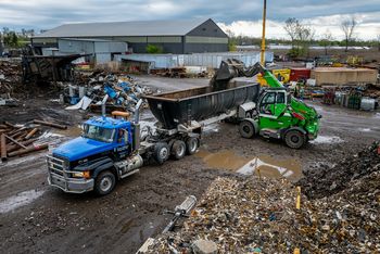 SENNEBOGEN 360G bei Twin Village Recycling beim Beladen eines Lkw-Aufliegers mit aufbereitetem Recyclingmaterial. 