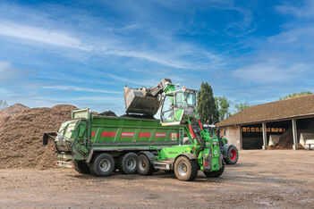 SENNEBOGEN telehandler 355 Green waste recycling compost trailer loading