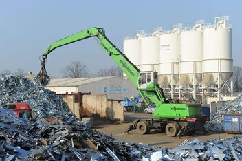 SENNEBOGEN 850 Crawler material handler Ship unloading