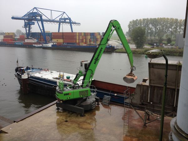 SENNEBOGEN 830 Electric stationary port transshipment 