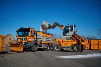 SENNEBOGEN 355 E_salt loading_winter service vehicle loaded with telehandler