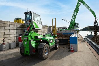 Kombinierter Verkehr; SENNEBOGEN Umschlagbagger 835 G Hybrid unterstützt beim Wechsel von klassischem Lkw-Transport auf die Wasserstraße