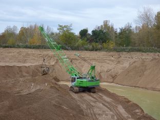 SENNEBOGEN 640 crawler duty cycle crane extraction with dragline bucket