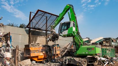 Umschlagbagger Umschlagmaschine SENNEBOGEN 821 E Abfallwirtschaft Recycling Shredder Beschickung Mobilunterwagen Sortiergreifer Müll