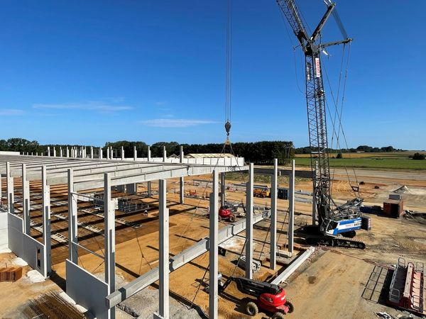 SENNEBOGEN 3300 hebt Betonträger