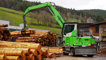 Wood processing in saw mill with SENNEBOGEN 723_timber handling