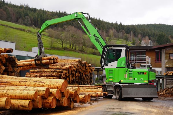 Wood processing in saw mill with SENNEBOGEN 723_timber handling Wood processing in saw mill with SENNEBOGEN 723_timber handling