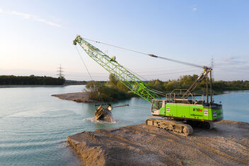 70 t duty cycle crane SENNEBOGEN 670 E dragline bucket gravel extraction quarrying lake