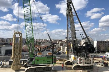 SENNEBOGEN Raupenkran 7700 R-SL und Seilbagger 6140 HD beim Spezialtiefbau für die Metrostation in Frankreich