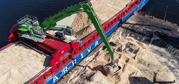 SENNEBOGEN 875 E auf einer verfahrbaren Traverse beim Schüttgutumschlag.