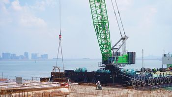 Offshore crane supports port construction at Incheon New Port