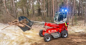 SENNEBOGEN Teleskoplader transportiert Holz und Trümmer mit ausgefahrenem Ausleger im Katastrophenschutzeinsatz.