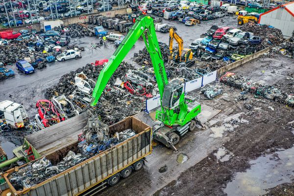 SENNEBOGEN 830 Mobil mit 17 m Ausrüstung, Schrottumschlag, UK SENNEBOGEN 830 Mobil mit 17 m Ausrüstung, Beschicken der Ballenpresse, Beladung des LKW, Schrottumschlag, UK
