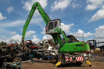 Flexibler Umschlagbagger SENNEBOGEN 830 E Mobil Schrottumschlag Shredderbeschickung