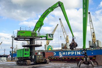 SENNEBOGEN 870 E Hybrid handling scrap metal from a cargo ship at the port of Hereke.