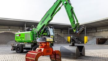 SENNEBOGEN 822 G Umschlagbagger beim Greiferwechsel