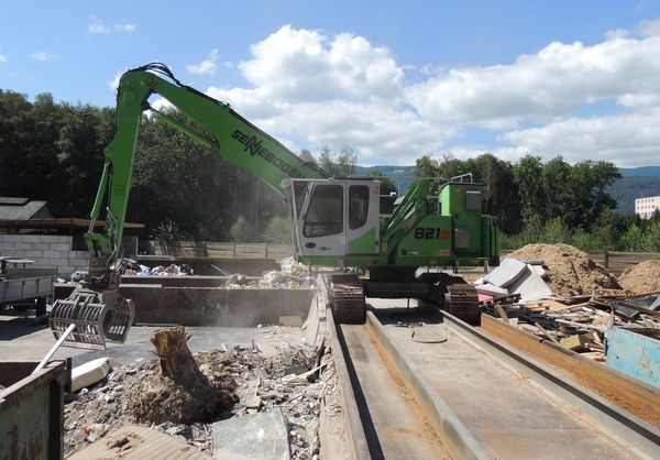 Sorting of recyclinSorting of recycling materials with 825 crawler electric excavator 