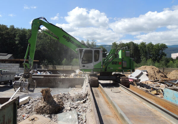 Sorting of recyclinSorting of recycling materials with 825 crawler electric excavator 
